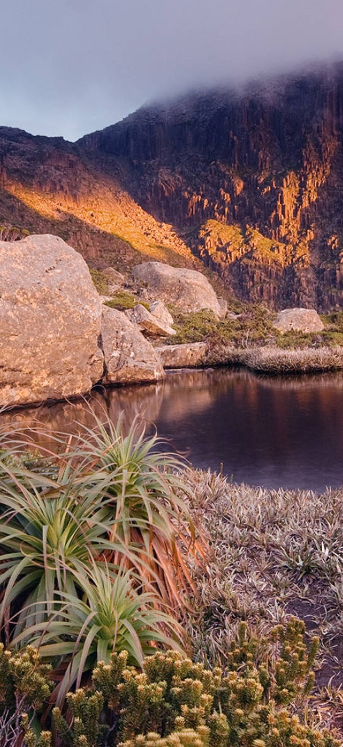 Tasmania Small Pond Mountains 2dtbjk5sajui5hm0
